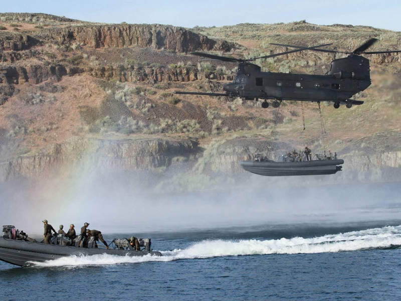 MH-47G with SEALS